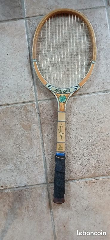 Branche lotus au sens propre ancienne marque de raquette de tennis Souvenir débr
