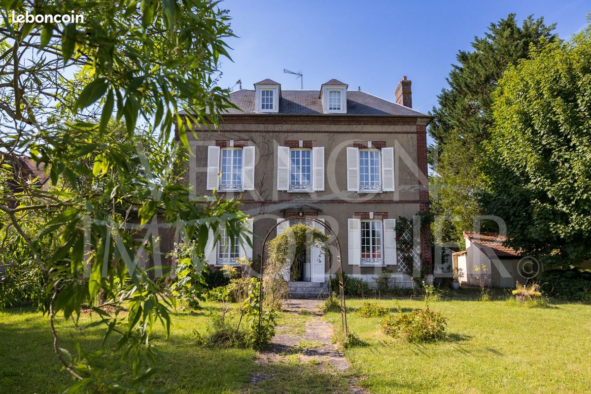 Maison 12 pièces 208 m² · à La Chapelle-Longueville · 208 m² · 515 000 €