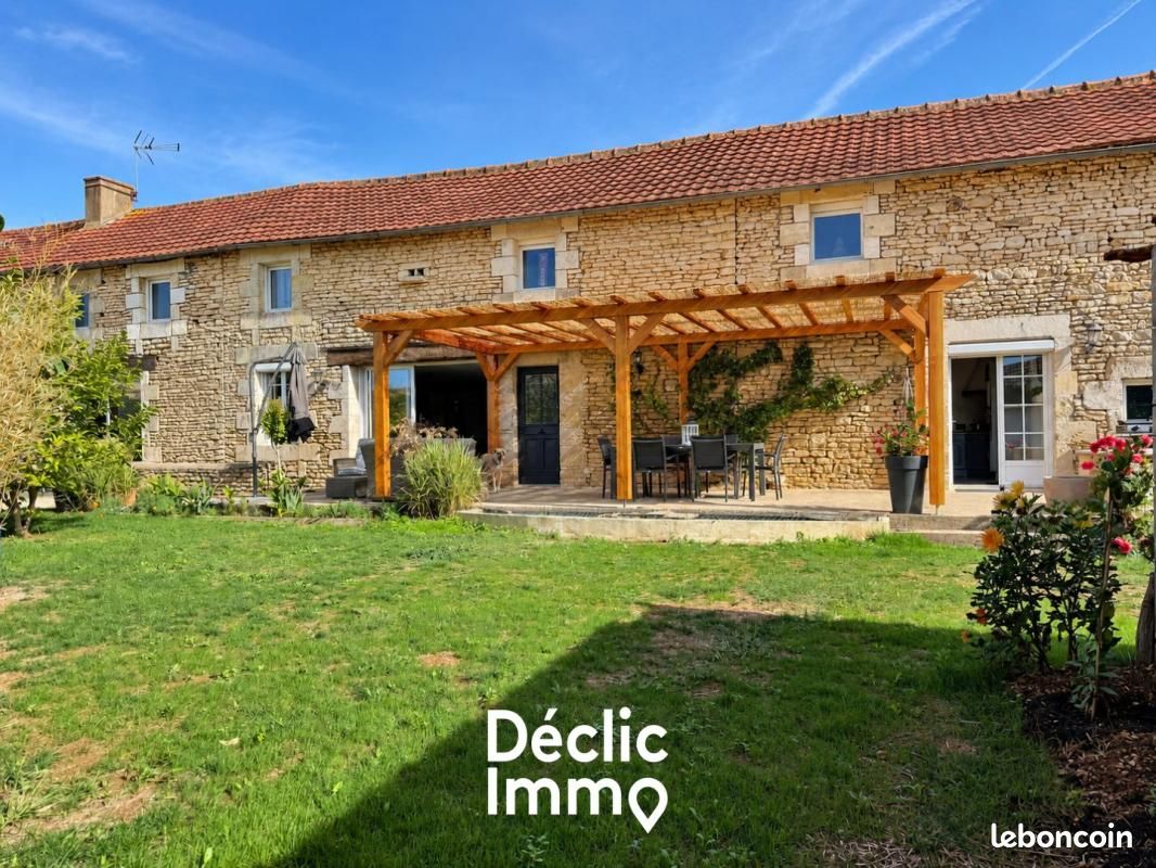 Maison 8 pièces 306 m² · à Vouillé · 306 m² · 520 000 €
