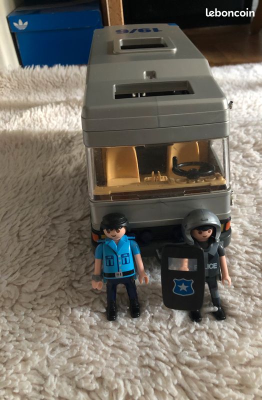 Camion de police avec deux policier playmobil (image 1)