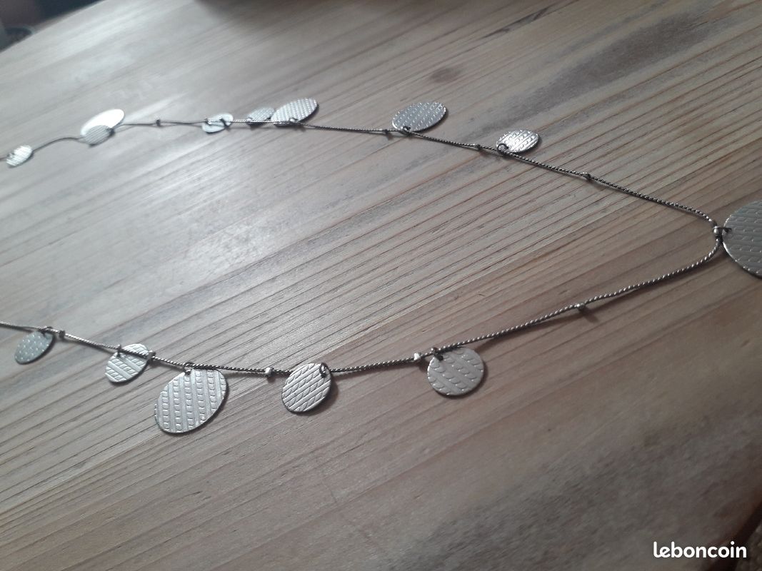 Long collier avec pendentif (image 3)