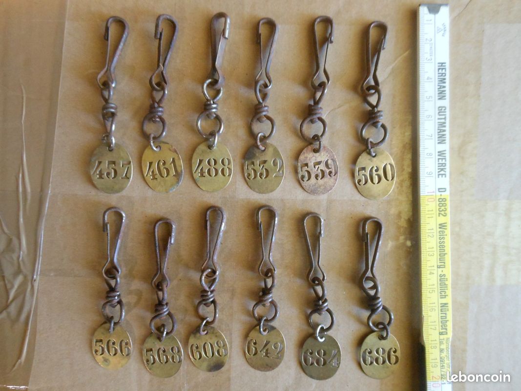 Lot De 9 Anciennes Tirettes De Tiroir En Laiton Martelé, Style Industriel Et Vintage