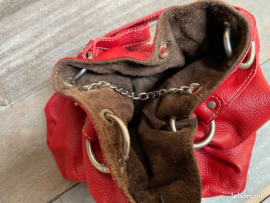 Sac seau en cuir rouge grainé, 30cm réversible daim marron avec breloques floche (image 2)
