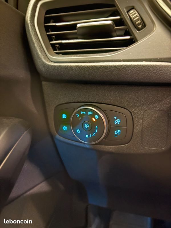 FORD Focus Berline Titanium X 1.0 EcoBoost 125 / CARPLAY / LINE ASSIST / CAMERA RECUL / RADAR AR / REGULATEUR LIMITEUR / CLIM AUTO (image 20)