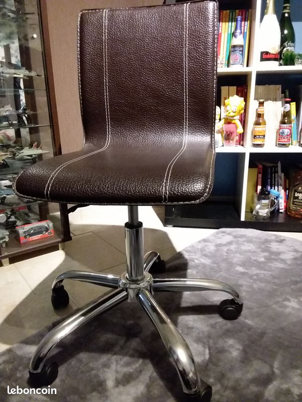 Chaise imitation cuire (image 1)