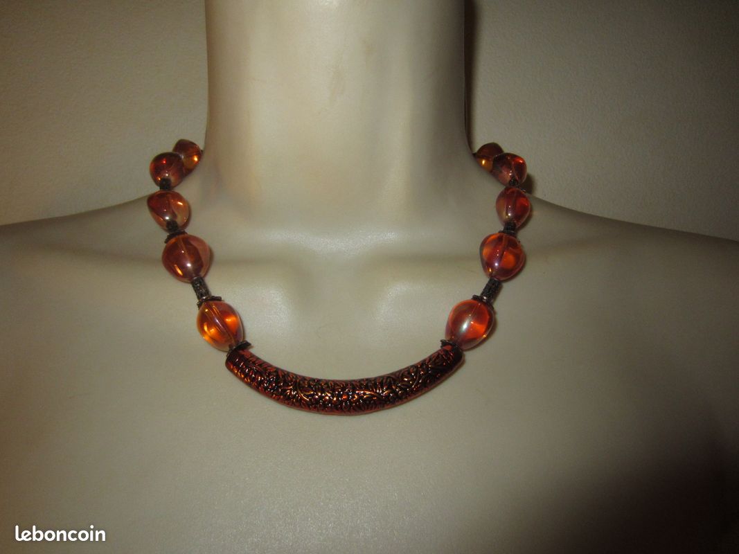 Collier orange avec plastron (image 2)