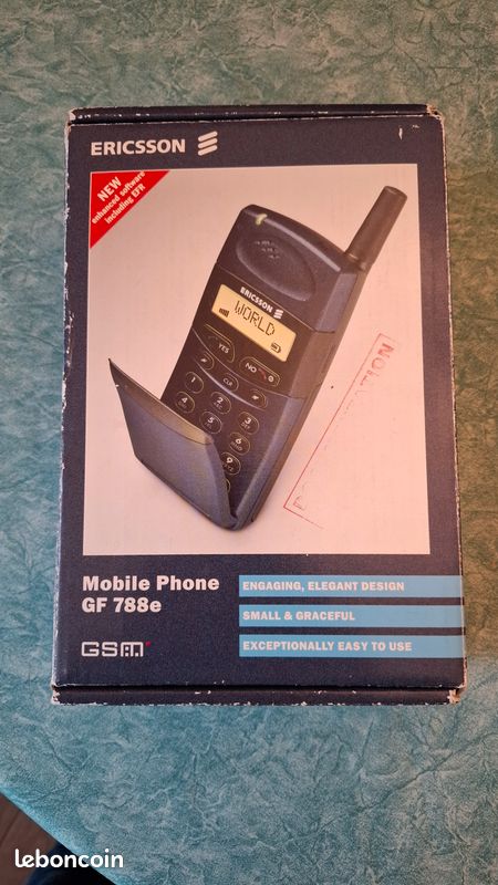 Téléphone portable vintage Sony Ericsson W580i fonctionnant avec son chargeur d'origine - France