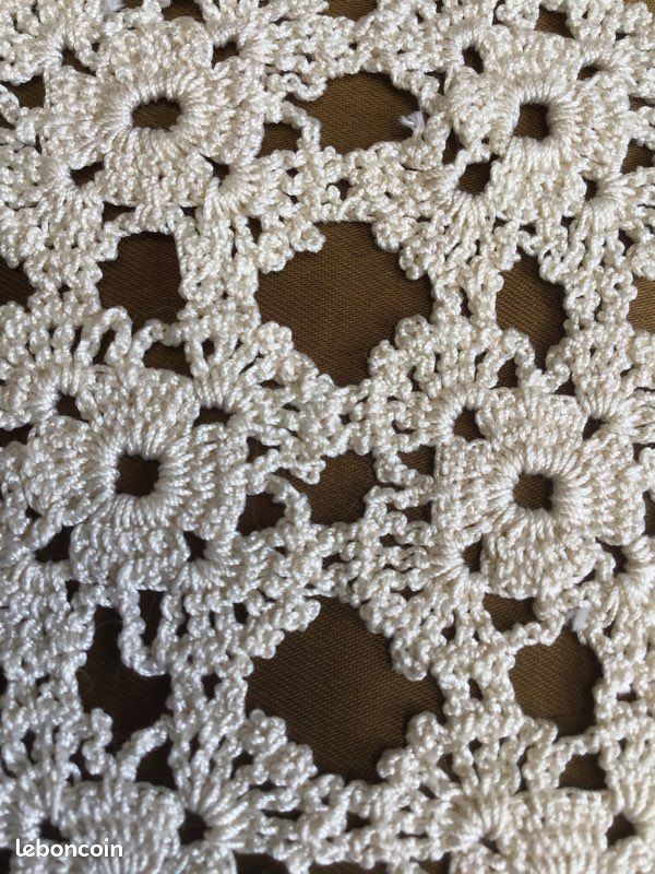 Petit Napperon Ancien Forme Carrée Motif Fleurs De Lys - Vintage