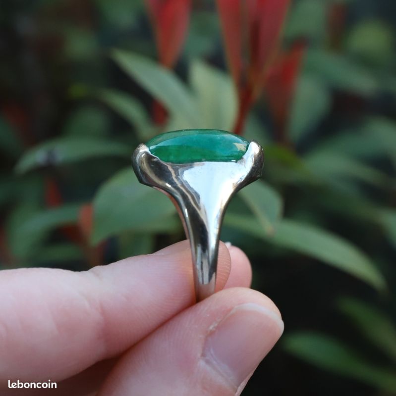 Bague fine et moderne pour femme en argent et pierre Grenat