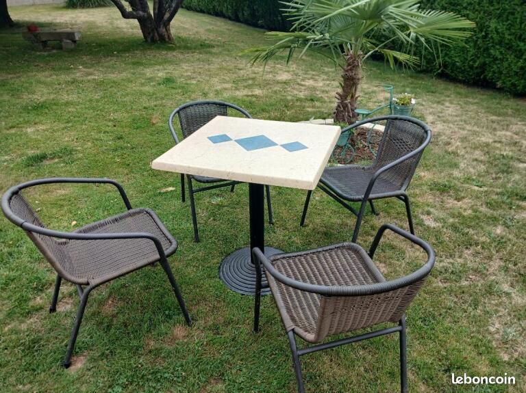 Table + 4 chaises (image 1)