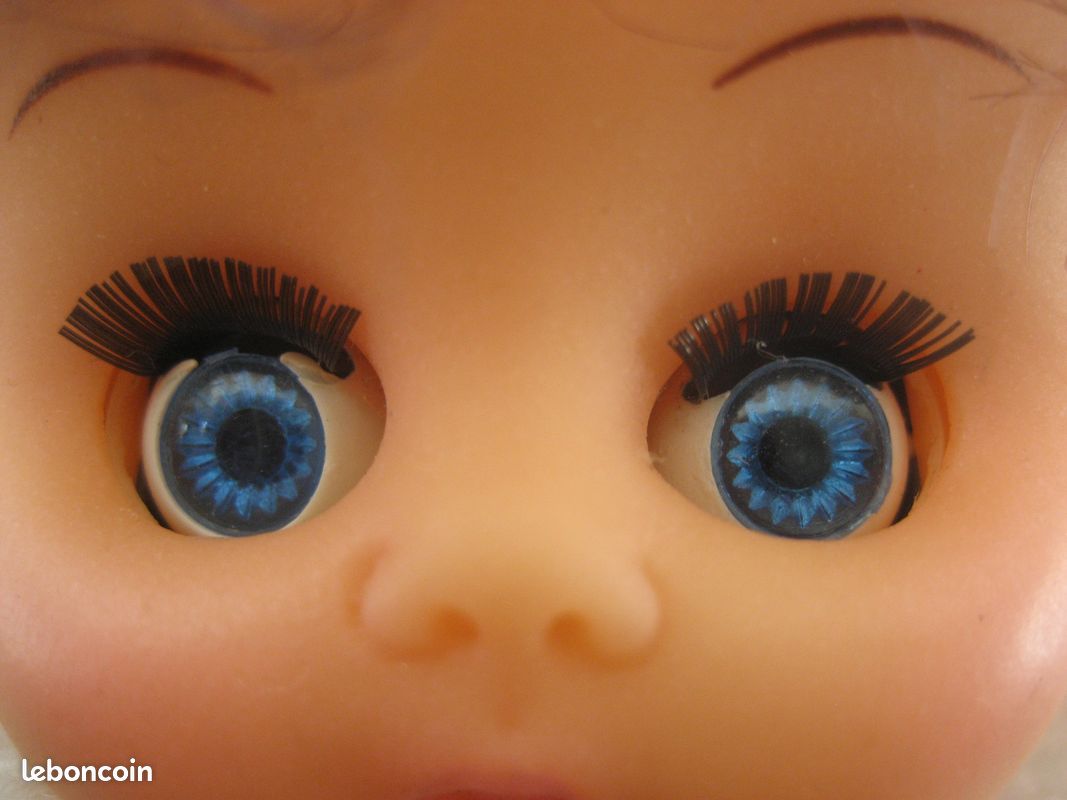 Poupée fille qui pleure vintage, vinyle et plastique, yeux bleus endormis - France