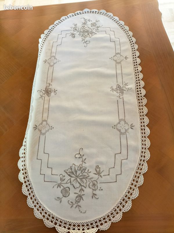 Nappe Carrée en Dentelle avec Motif Floral – Les Nappes