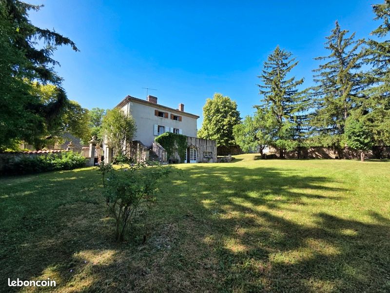 Maison 10 pièces 250 m² · à Glaine-Montaigut · 250 m² · 420 000 €