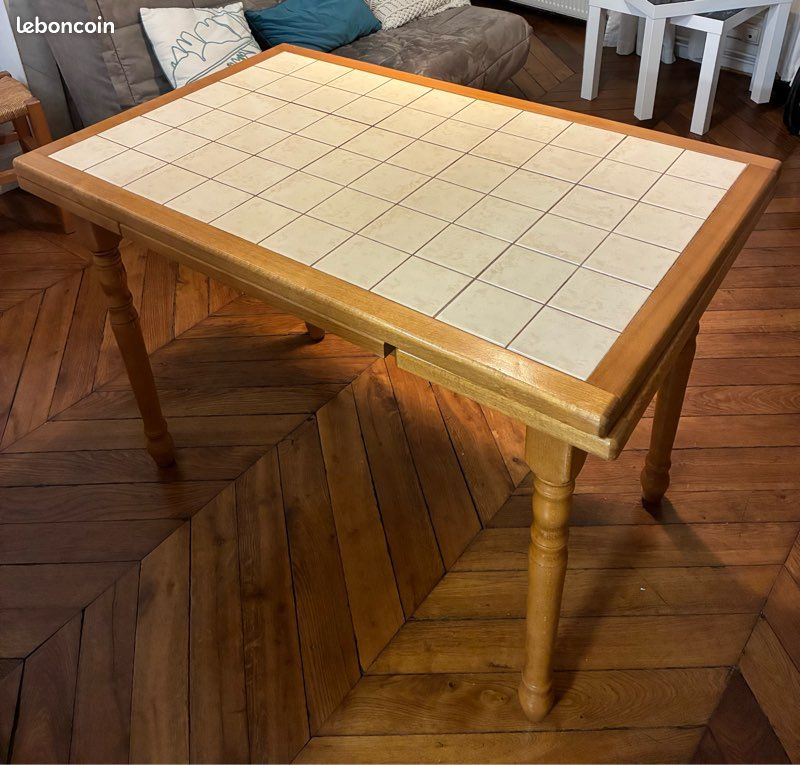 Table en bois avec plateau carrelé (image 1)