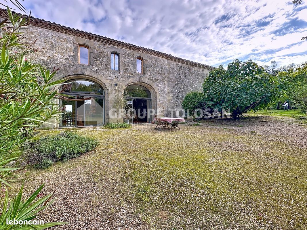 Maison 9 pièces 328 m² · à Revel · 328 m² · 330 000 €