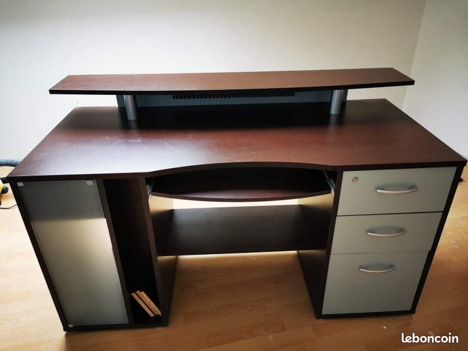 Bureau en bon état (image 1)