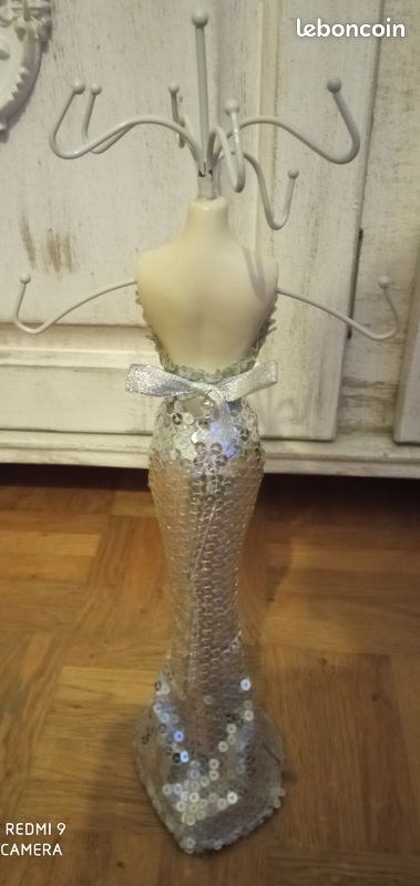 Buste pour bijoux avec strass (image 3)