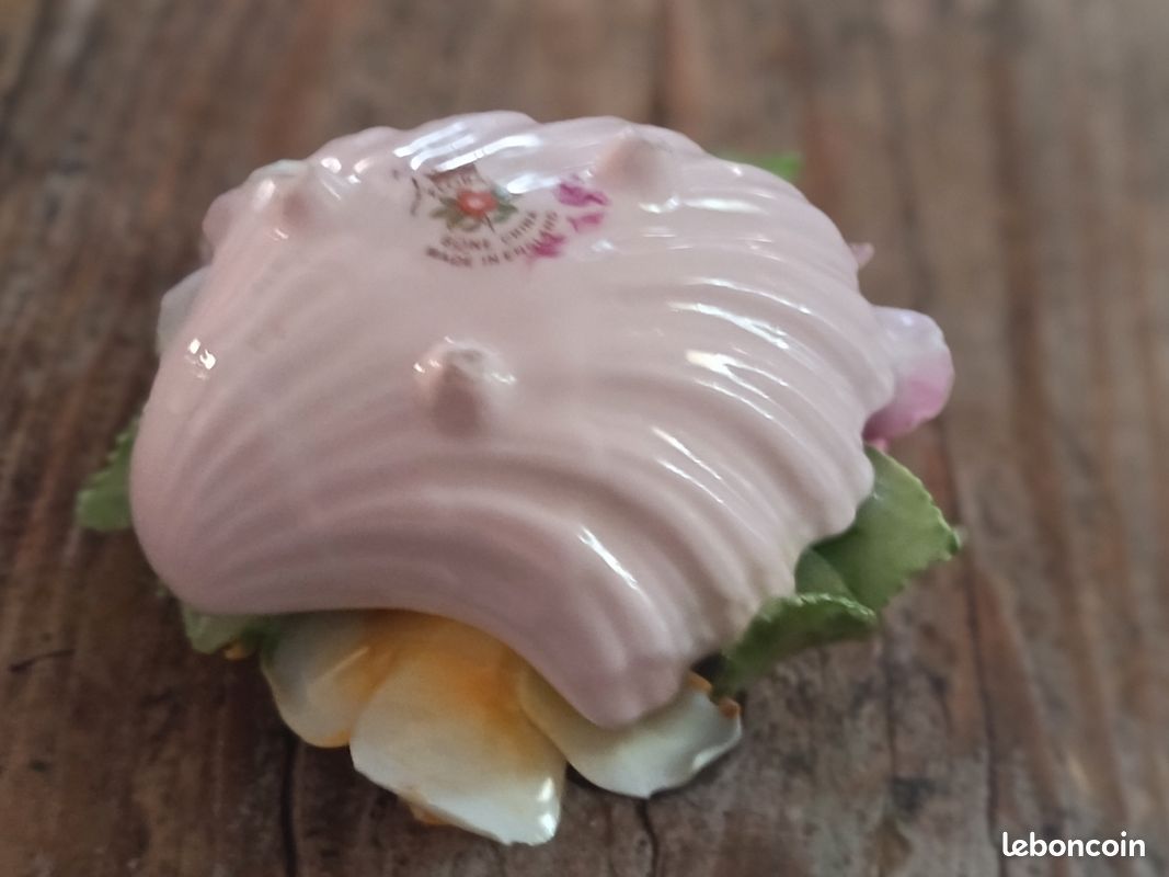 Petite sculpture porcelaine panier de fleurs (image 3)