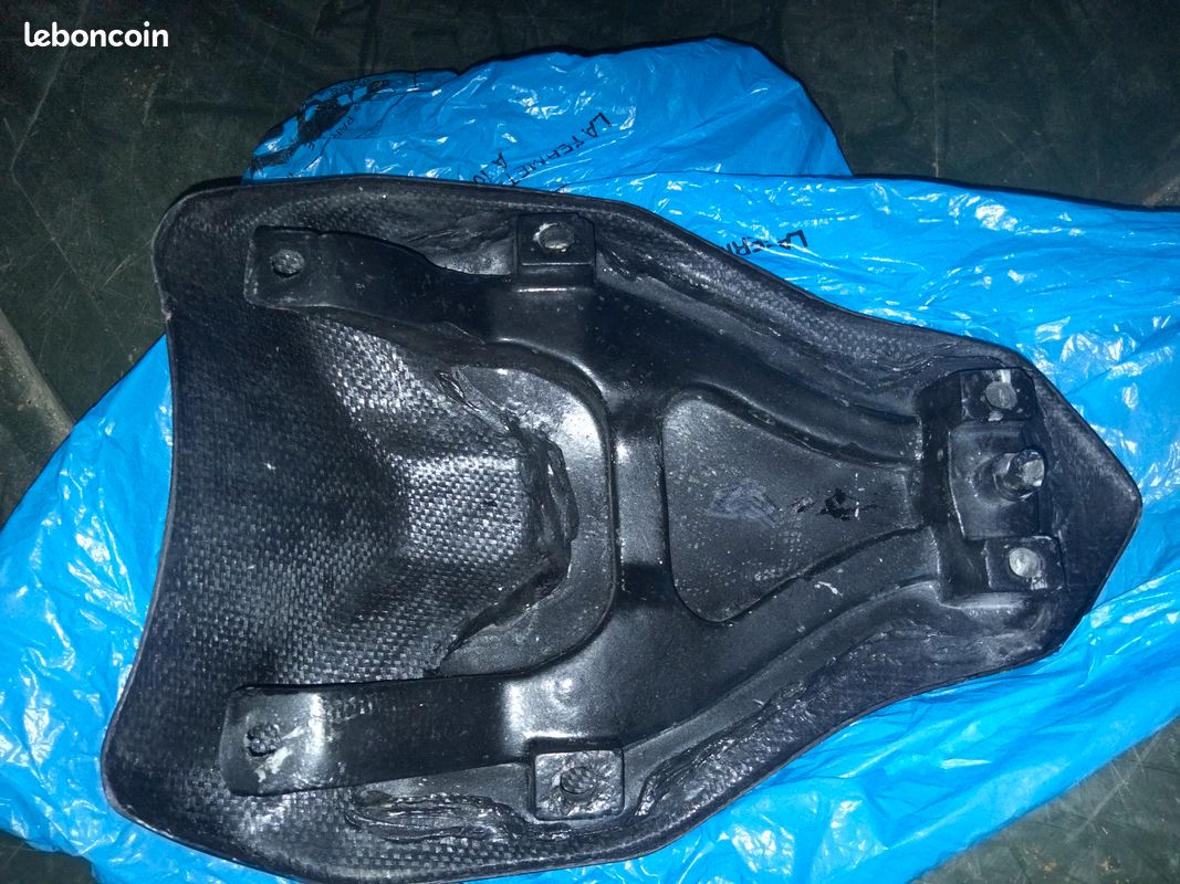 Capot de selle carbone Suzuki GSXR (image 2)