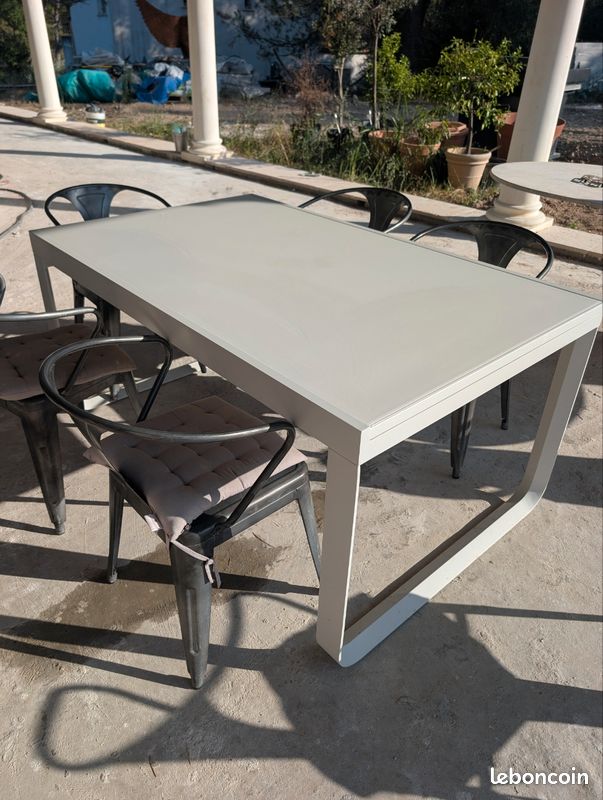 Table extérieure + fauteuils (image 1)