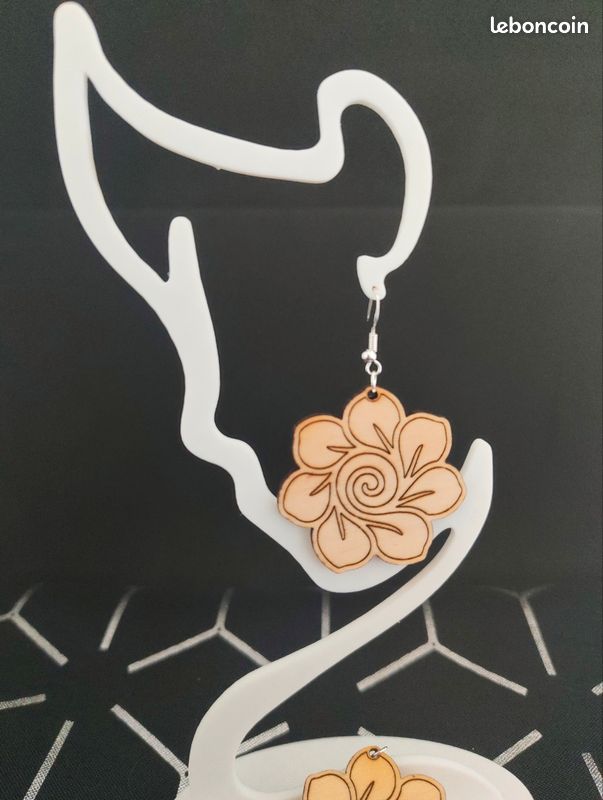 Boucle d'oreilles fleur en bois (image 2)