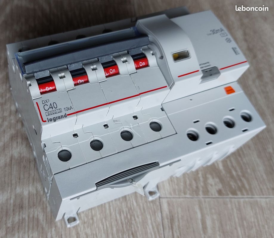 Disjoncteur différentiel 4P 40A Legrand DX³6000 10kA 400V type AC 30mA Courbe C vis/vis départ bas (image 3)