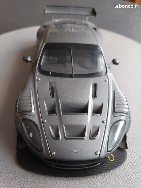 1/18 Aston Martin DB9 grise MotorMax TBE dans sa boite d