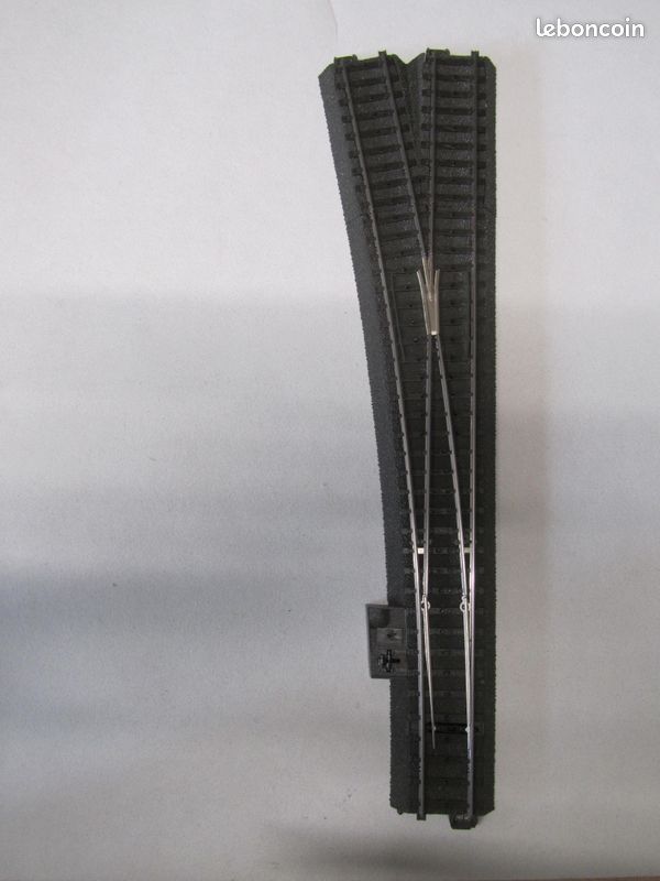 Rails [HO] : Aiguillage à droite grand rayon, longueur 236,1 mm [Voie C] - MÄRKLIN 24712 - Paris Modélisme