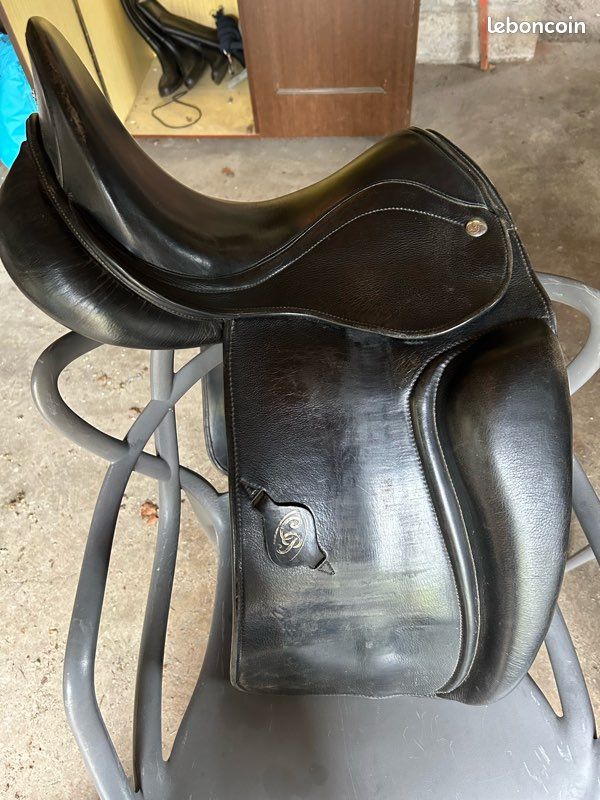 Selle De Dressage En Cuir Noir - Taille 18 Pouces (du 14 Au 18 Dispo) - Fusion Enterprises - Neuf