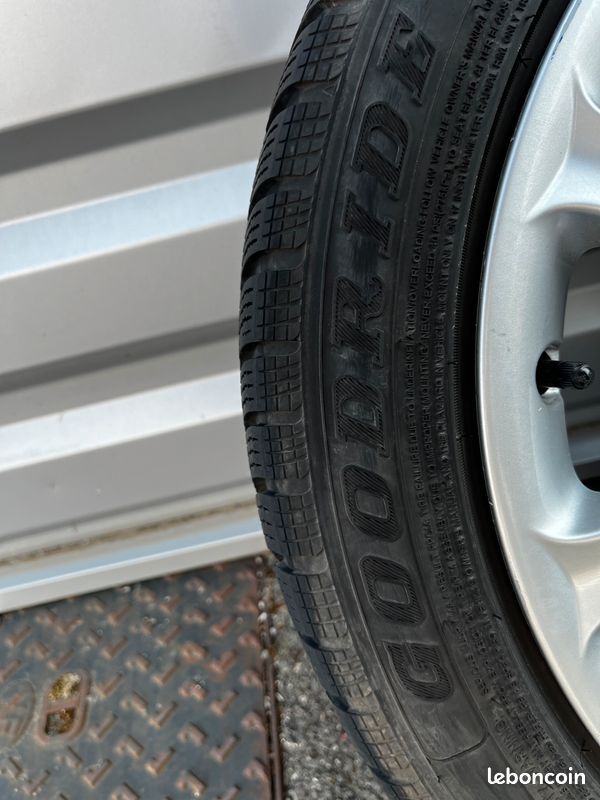 4 Jantes Audi A6 d’origine montées sur 4 pneus hiver Goodride quasi neufs (image 2)