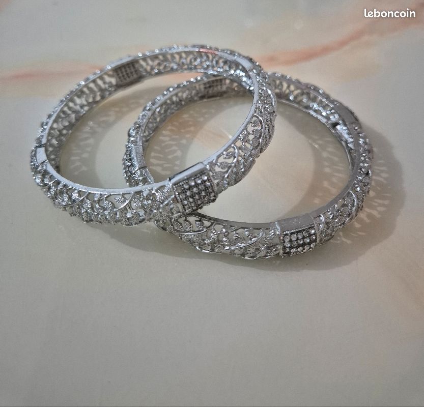 Bracelet avec motifs floraux (image 1)