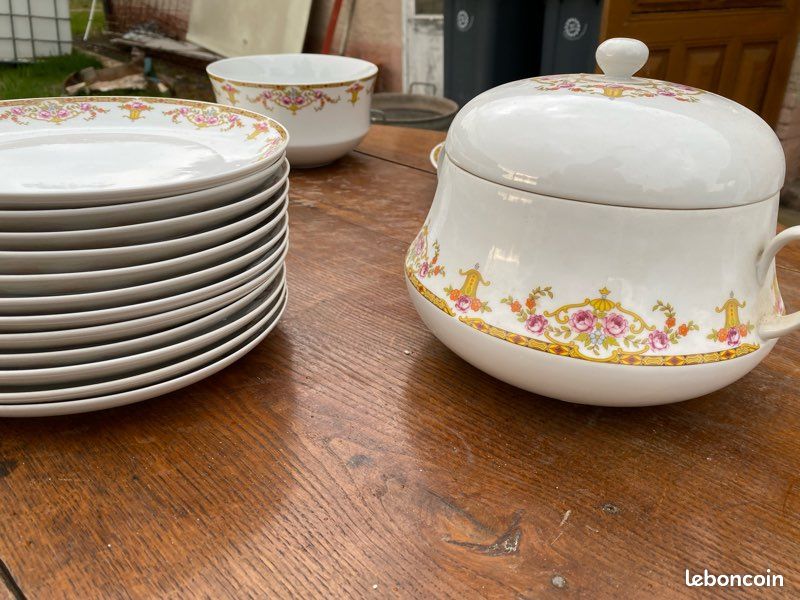 Service De Vaisselle Ancien Cambet – Porcelaine Blanche – Assiettes, Soupières, Etc.