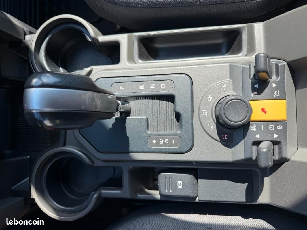 Land Rover Discovery V6 TD SE 190CH - 4X4 BVA CHAUFFAGE STATIONNAIRE 7 PLACES (image 27)