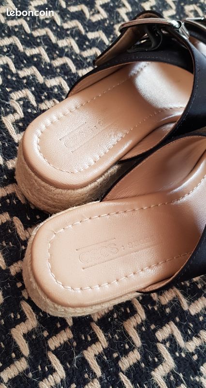 Mules compensées en satin noir avec semelles en corde façon espadrilles (image 4)