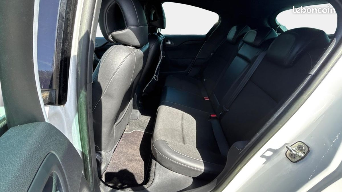 Citroën DS4 e-HDi 115 So Chic ETG6 (image 11)