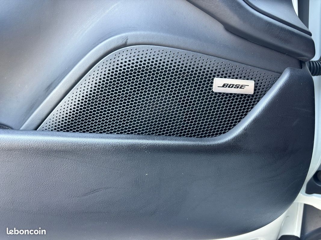 PORSCHE TAYCAN 4S 530 ch GARANTIE PORSCHE APPROVED - ECRAN PASSAGER - BOSE - TOIT PANO - CAM 360 - (image 21)