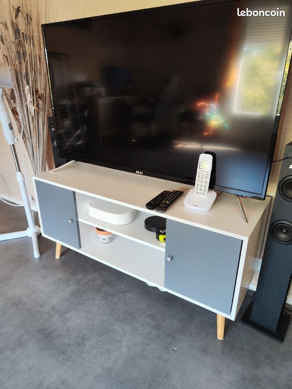 TV et Meuble TV scandinave pieds en bois gris foncé et blanc (image 1)