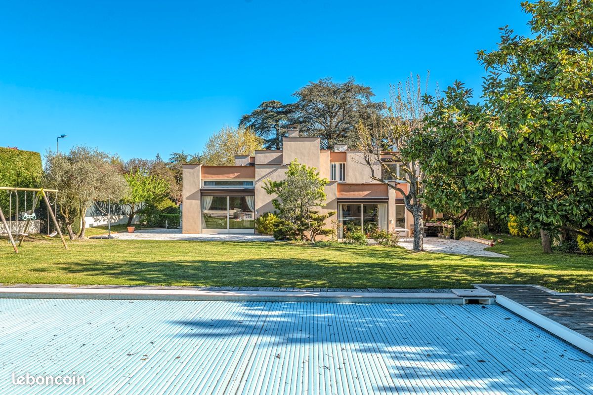 Maison 8 pièces 257 m² · à Caluire-Et-Cuire · 257 m² · 1 058 000 €