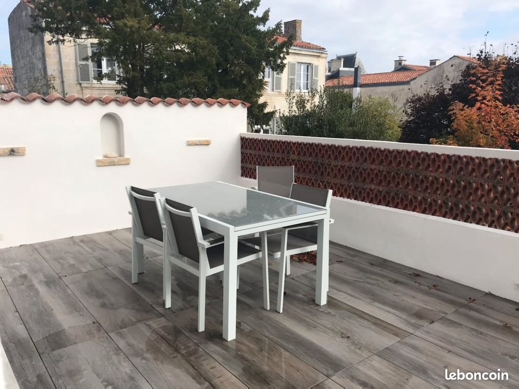 T2 avec terrasse vue unique tour de la lanterne (image 8)