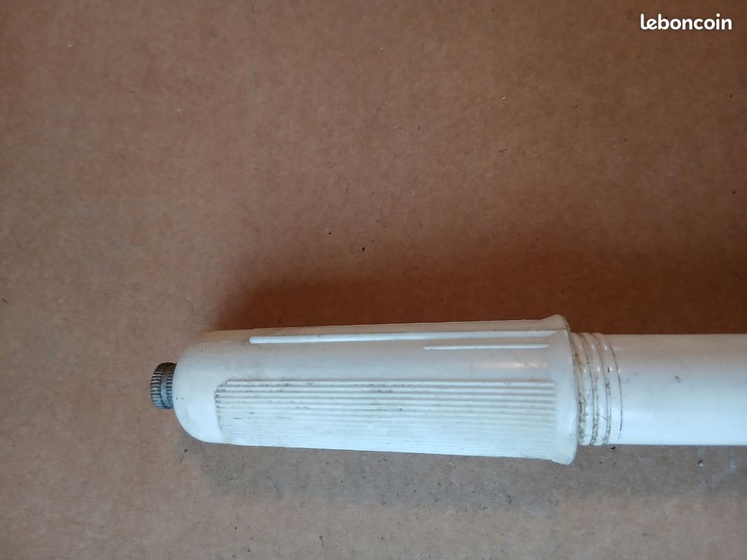Pompe à Vélo Vintage – Plastique Blanc – Longueur 26 Cm – Style Rétro