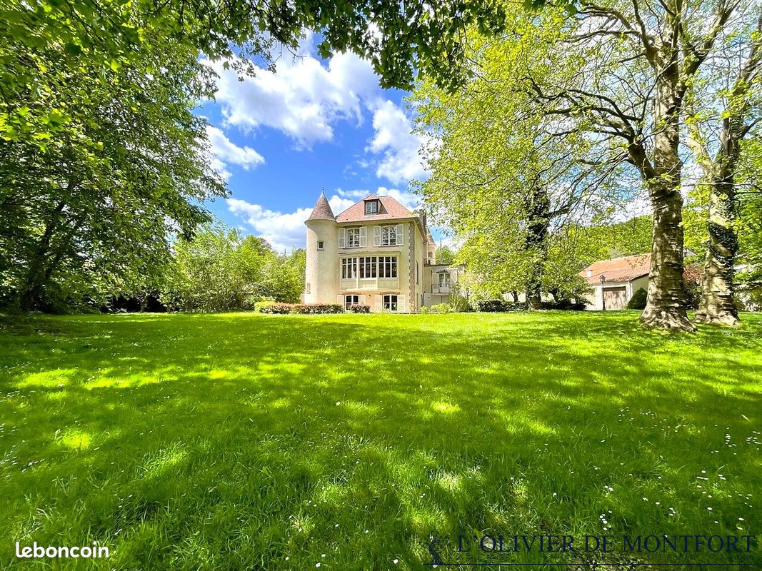 Maison 8 pièces 635 m² · à Poigny-la-Forêt · 635 m² · 1 390 000 €