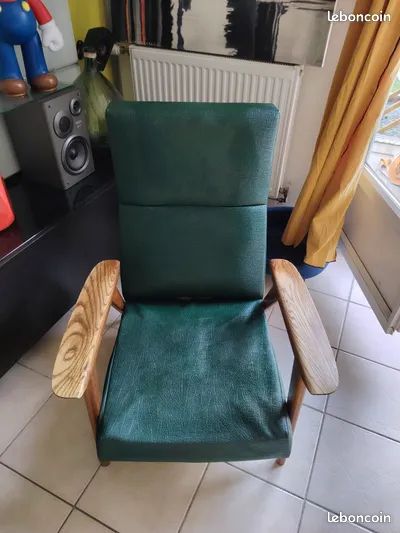 Fauteuil vintage style scandinave des années 60/70, structure en bois massif et assise/dossier en skaï vert (image 1)