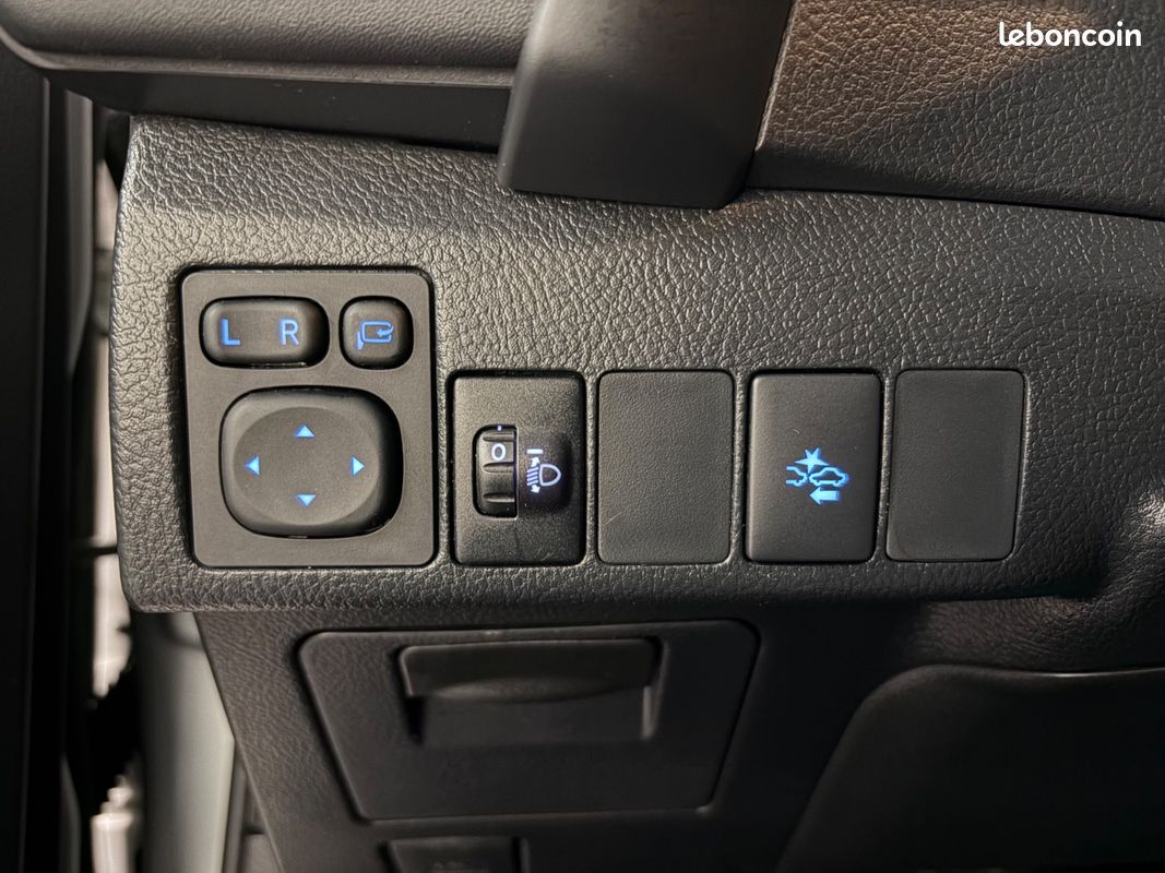 Toyota AURIS 1.8 HYBRID 136ch collection CAMERA DE RECUL - GPS - BLUETOOTH (image 39)