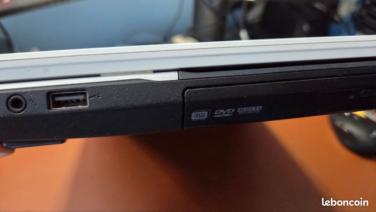 2kpl Packard Bell EasyNote 17.3 HD AMD E1-2500/8GB Ram/500GB HDD/Win 11 Home, Oripää