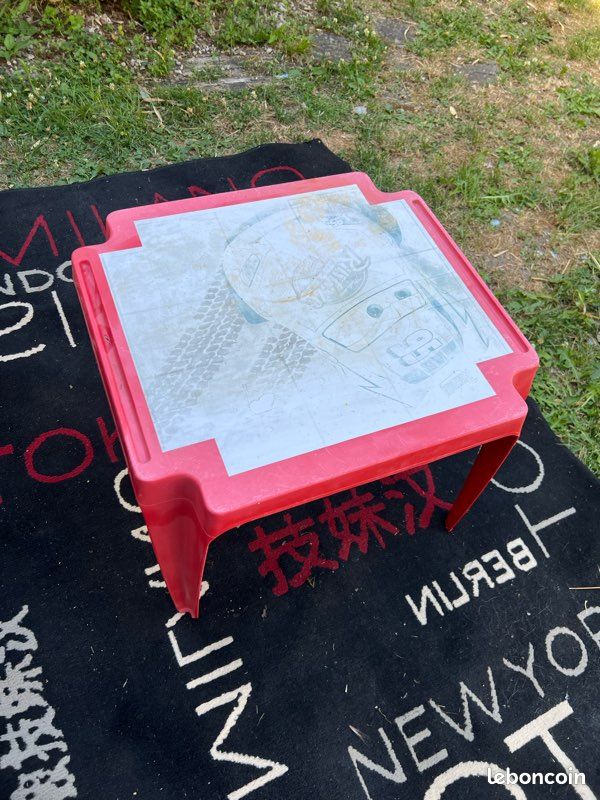 Petite table en plastique pour jeune enfant (image 1)