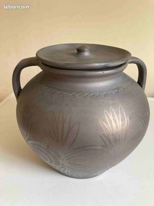 Pot culinaire avec couvercle en céramique noire de Roumanie (Suceava) (image 1)
