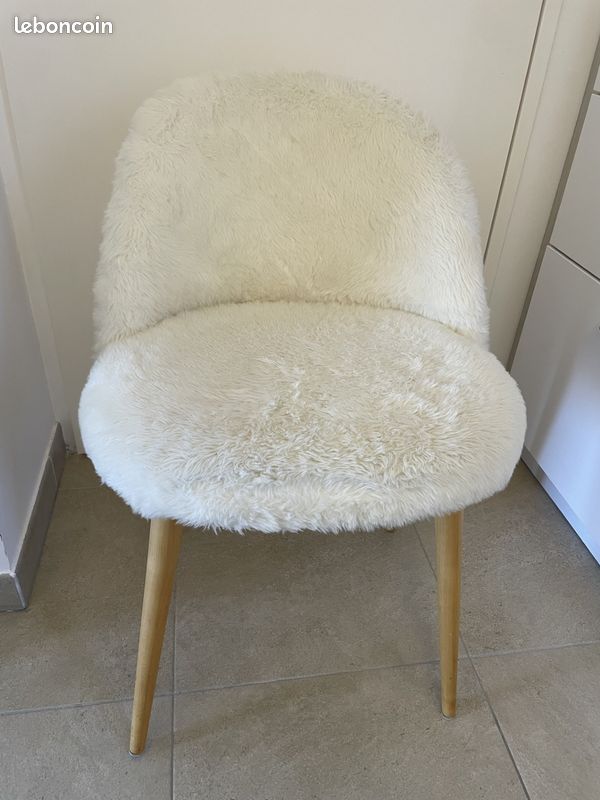 Chaise fausse foutrure pieds bois (image 1)