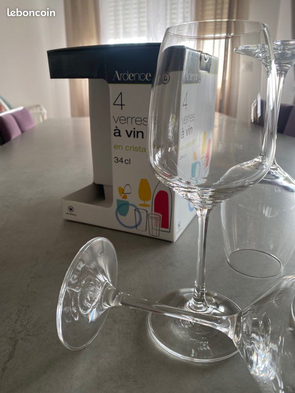 Lot 4 verres à vin (image 1)