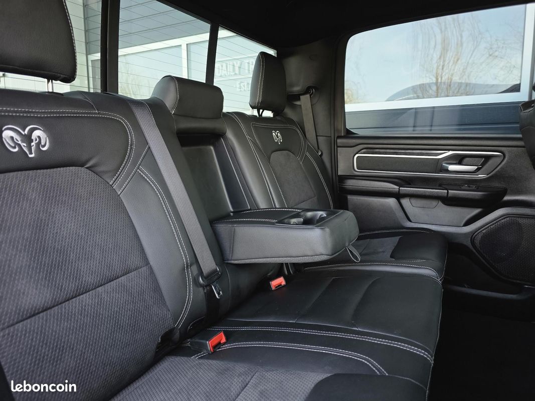 Dodge RAM 1500 Big Horn V8 5.7 HEMI 401 ch – 4x4 – Pack Night – CarPlay (image 17)