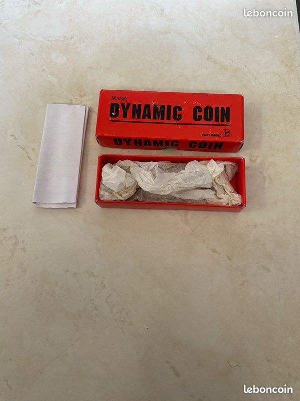 Magic Coin Thru Card Illusion | Conservatoire de magie du Canada Magic Coin Thru Card Illusion | Conservatoire de magie du Canada